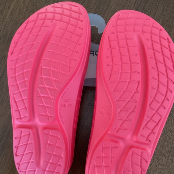 Oofos Womens size 7 neon berry - Picture 3 of 7